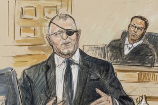 "Vous représentez une menace persistante et un danger pour ce pays", a lancé le juge fédéral Amit Mehta pour justifier la sévérité de la peine retenue contre le fondateur de la milice "Oath Keepers". (dessin)